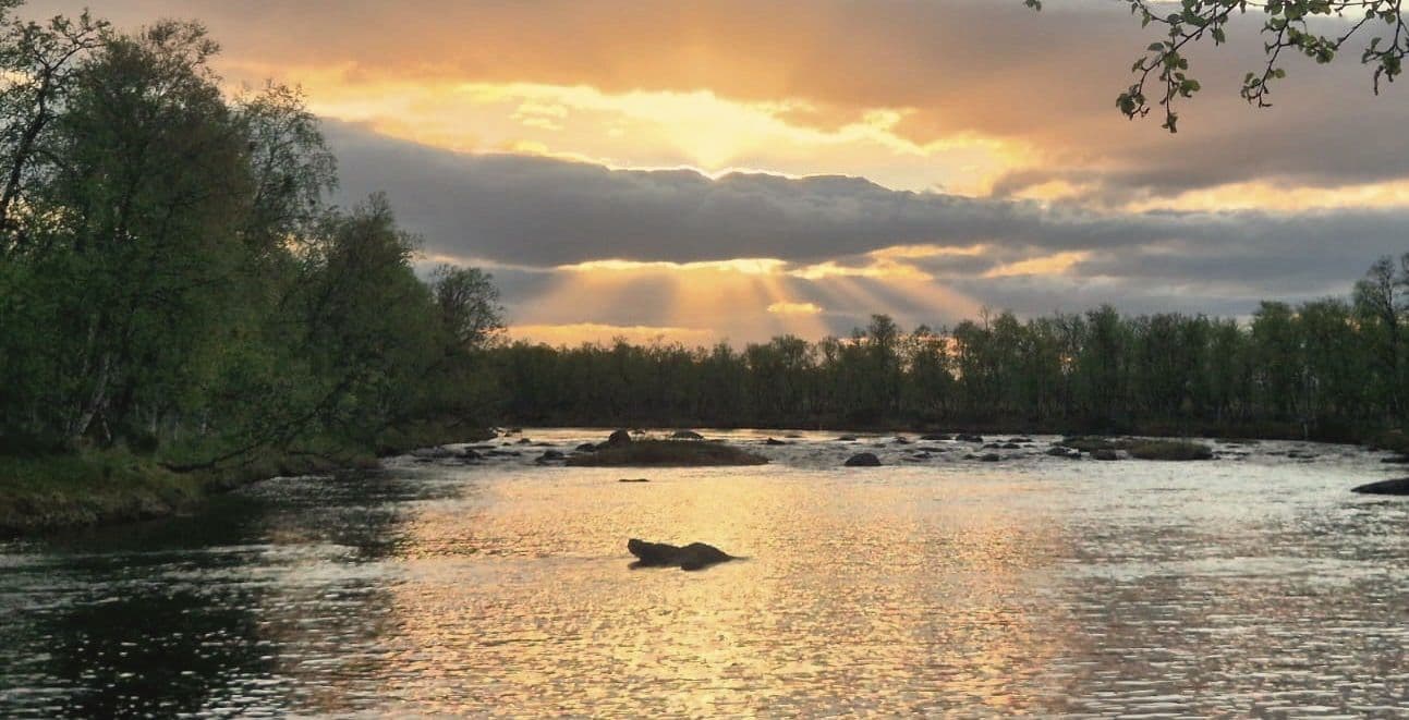 Auringonlasku joella Pohjois-Karjalassa